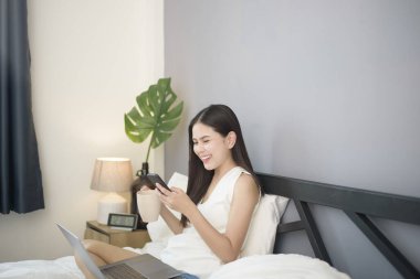 Güzel kadın evden çalışıyor. 