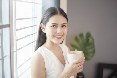 Güzel kadın evden çalışıyor. 