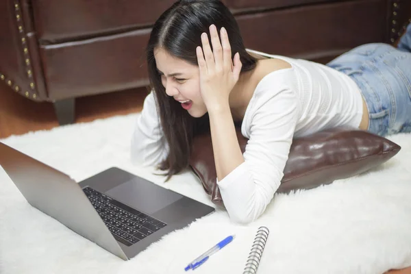 Hermosa Mujer Está Trabajando Desde Casa —  Fotos de Stock