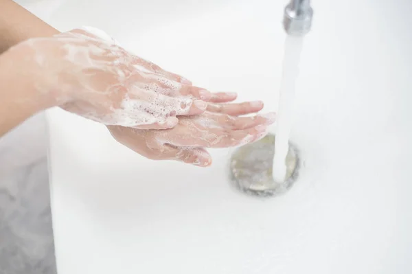 一个女人在洗手 — 图库照片