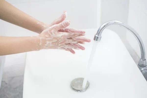 Eine Frau Wäscht Sich Die Hände — Stockfoto