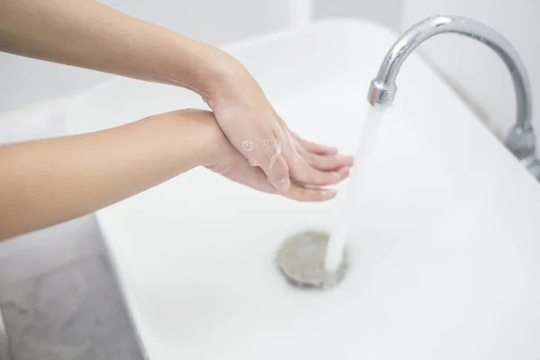 Una Donna Lava Mani — Foto Stock