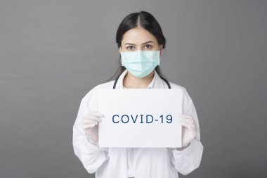 Doktor Coronavirus kağıdı tutuyor. 