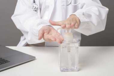  Doktor alkol jeli kullanıyor. 