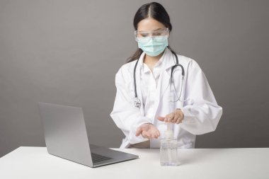 Doktor alkol jeli kullanıyor. 