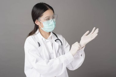 Kadın doktor Coronavirus 'la çalışmaya hazırlanıyor. 