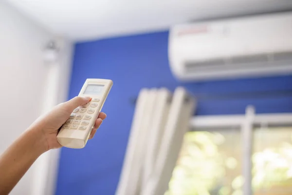 Mujer Está Encendiendo Aire Acondicionado Casa — Foto de Stock