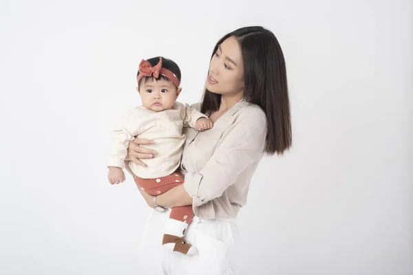 アジアのお母さんと可愛いです赤ちゃん女の子あります上の白い背景 — ストック写真