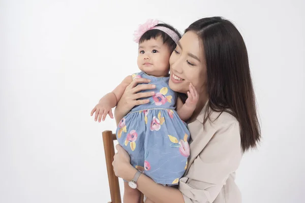 Asiatico Madre Adorabile Bambino Ragazza Sono Felice Sfondo Bianco — Foto Stock