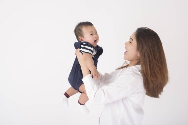 Mutlu yeni doğmuş şirin bebek ve güzel anne stüdyoda.