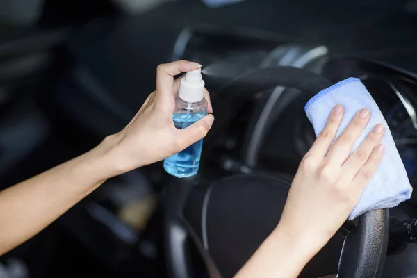 Zbliżenie Kobiety Ręka Jest Czyszczenie Samochodu Przez Spray Alkoholu — Zdjęcie stockowe