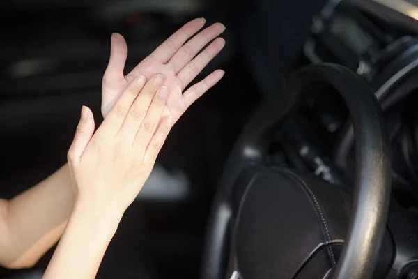 Kobieta Nakłada Środki Dezynfekcji Rąk Ręce Samochodzie — Zdjęcie stockowe
