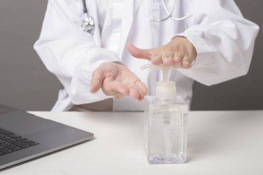  Doktor alkol jeli kullanıyor. 