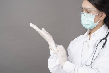 Kadın doktor Coronavirus 'la çalışmaya hazırlanıyor. 