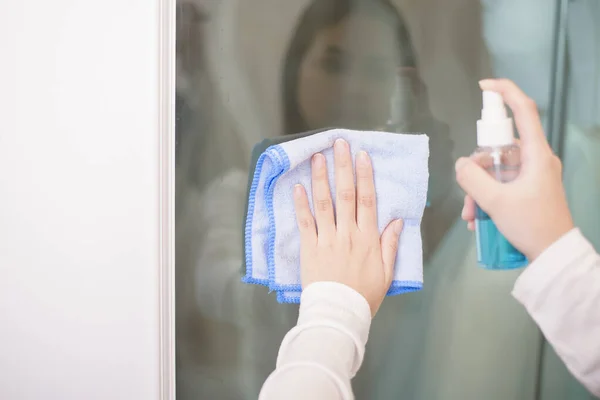 Frau Putzt Haus Mit Alkoholspray — Stockfoto