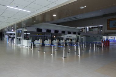 Bangkok, Tayland. 8 Nisan 2020. Coronavirus salgını sırasında Don Mueang havaalanındaki boş çıkış salonu..