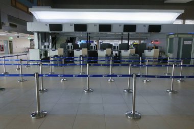 Bangkok, Tayland. 8 Nisan 2020. Coronavirus salgını sırasında Don Mueang havaalanındaki boş çıkış salonu..