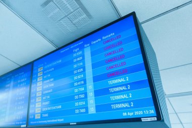 Bangkok, Tayland. 8 Nisan 2020. Coronavirus salgını sırasında Don Mueang havaalanındaki boş çıkış salonu..