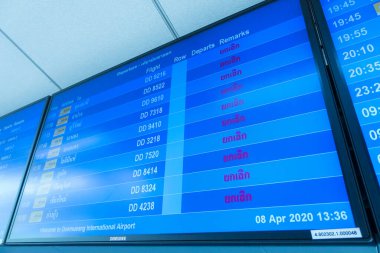 Bangkok, Tayland. 8 Nisan 2020. Coronavirus salgını sırasında Don Mueang havaalanındaki boş çıkış salonu..