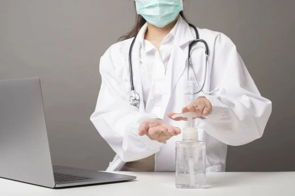  Doktor alkol jeli kullanıyor. 