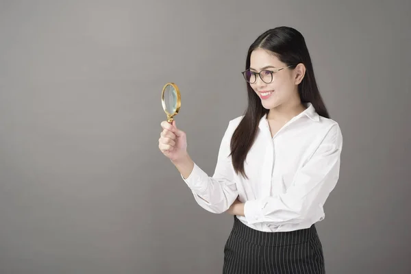 Mujer Hermosa Está Sosteniendo Lupa Estudio —  Fotos de Stock