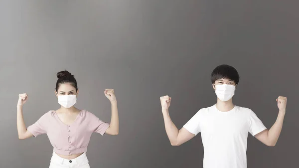 외과용 마스크를 남자와 여자의 사회적 — 스톡 사진