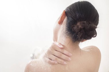 Mutlu güzel kadın duş alıyor. 