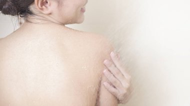 Mutlu güzel kadın duş alıyor. 