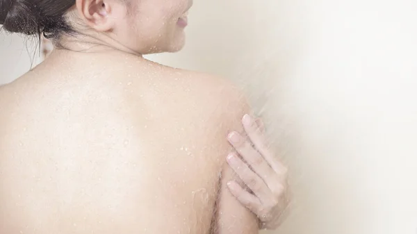 Feliz Hermosa Mujer Está Tomando Una Ducha — Foto de Stock