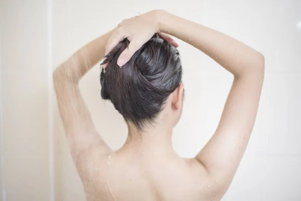 Feliz Hermosa Mujer Está Tomando Una Ducha — Foto de Stock