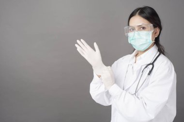 Kadın doktor Coronavirus 'la çalışmaya hazırlanıyor. 