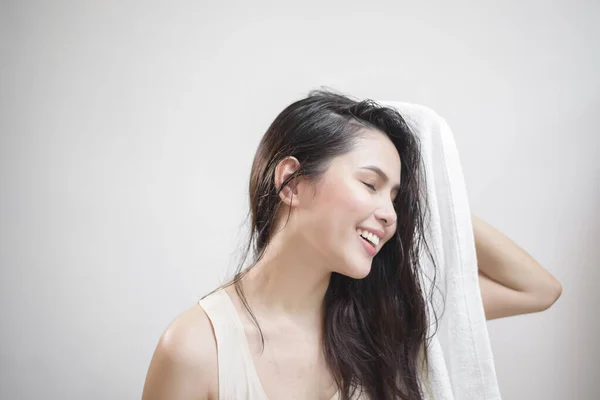 シャワーを浴びた女性がタオルで髪を乾かしている — ストック写真