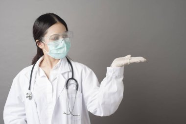 Doktor ellerinde tıbbi analizler gösteriyor.