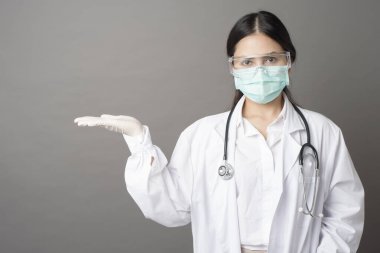 Doktor ellerinde tıbbi analizler gösteriyor.