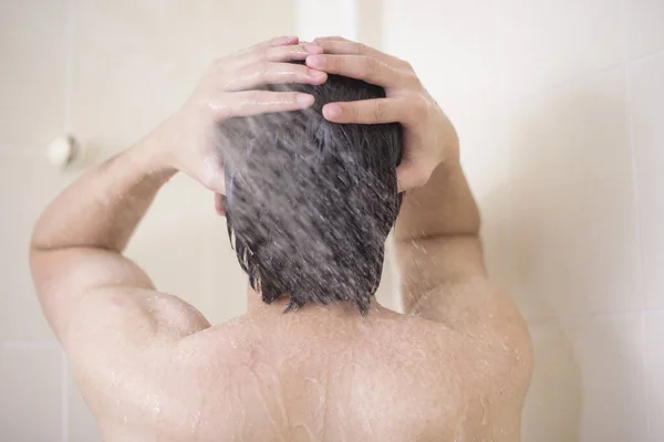 Jeden Muž Sprchuje — Stock fotografie
