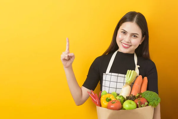 Hermosa Joven Mujer Está Sosteniendo Verduras Bolsa Comestibles Estudio Fondo —  Fotos de Stock