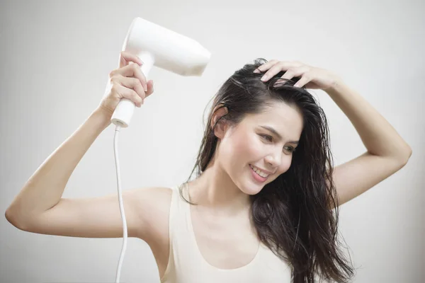 Una Donna Sta Asciugando Capelli Dopo Doccia — Foto Stock