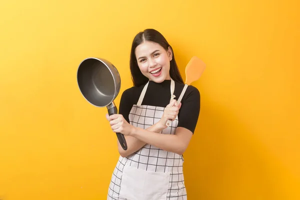 Gelukkig Vrouwelijke Kok Portret Gele Achtergrond — Stockfoto