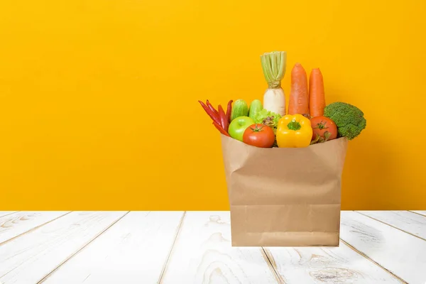 Υγιή Λαχανικά Τσάντα Παντοπωλείου Ξύλινο Τραπέζι Κίτρινο Φόντο — Φωτογραφία Αρχείου