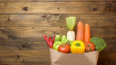 Ahşap arka planda sebzeler.