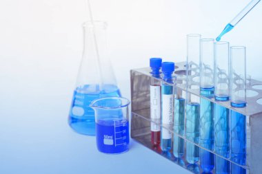 Laboratuvar geçmişi, laboratuvar camlarıyla mikroskop. 