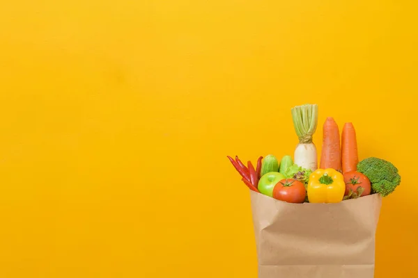 Groenten Boodschappentas Gele Achtergrond — Stockfoto