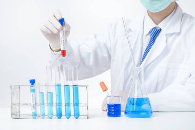 Laboratuvar asistanı kan testi yaptırıyor.