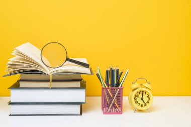 Sarı arka planda okul ekipmanı, eğitim geçmişi kavramı 