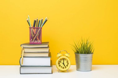 Sarı arka planda okul ekipmanı, eğitim geçmişi kavramı 