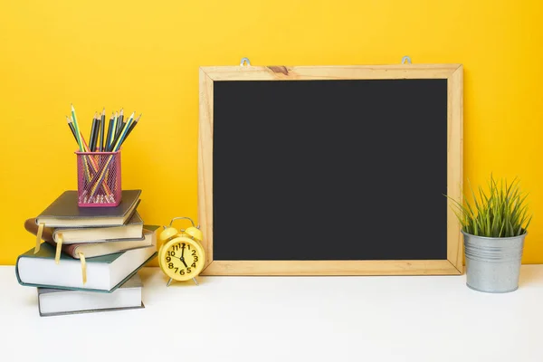 Schulausstattung Auf Gelbem Hintergrund Bildungshintergrundkonzept — Stockfoto