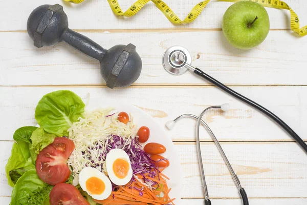 Ensalada Verduras Sobre Fondo Madera Blanca — Foto de Stock