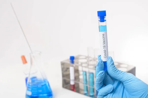 Gros Plan Main Médecin Tient Vaccin Covide Laboratoire — Photo