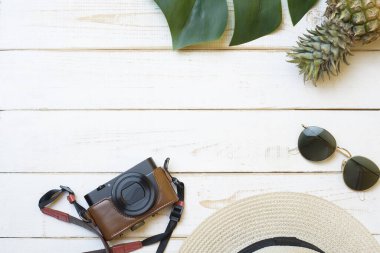 Beyaz ahşap arka planda yaz aksesuarları 