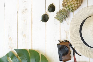 Beyaz ahşap arka planda yaz aksesuarları 